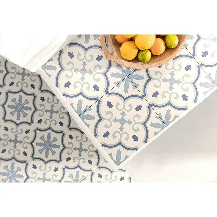 Teakschale - 37 x 29 x 8 cm, Teak - Detailansicht von Dekorfliesen in Blau- und Grautönen mit einem Obstkorb auf einer Küchenarbeitsplatte, die ein stilvolles Küchendesign zeigt.