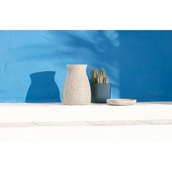 Vase Julia - Ø x H: 14 x 20 cm, Grün - Stillleben mit einer beigen Vase, einem Kaktus in einem gerippten Topf und einer Schale vor einer blauen Wand.