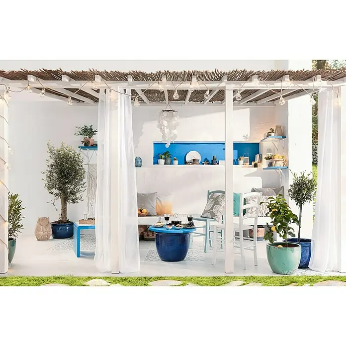 swingcolor Buntlack Acryl - Himmelblau, Seidenmatt, 375 ml, Wasserbasiert - Einladender Außenbereich mit Pergola, beleuchtet mit Lichterketten, geschmückt mit Pflanzen in Töpfen und einer gemütlichen Sitzecke.