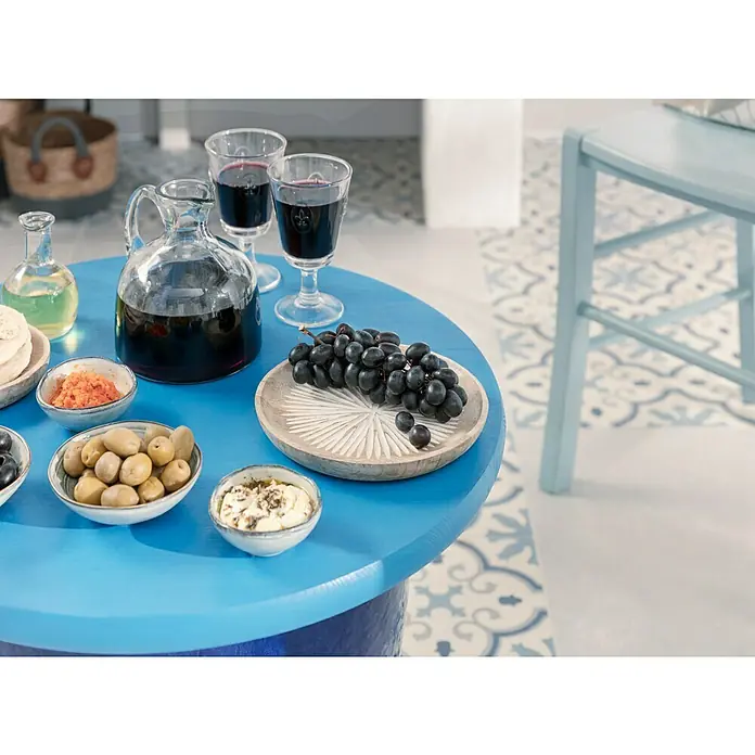 swingcolor Buntlack Acryl - Himmelblau, Seidenmatt, 375 ml, Wasserbasiert - Stillleben mit Weintrauben, Oliven und Wein auf einem blauen Tisch, das eine gemütliche und einladende Atmosphäre schafft.