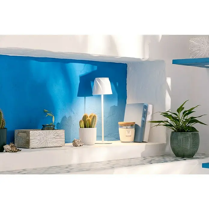 swingcolor Buntlack Acryl - Himmelblau, Seidenmatt, 375 ml, Wasserbasiert - Stillleben mit einer stilvollen Nachttischlampe, umgeben von dekorativen Elementen wie Kakteen und Kerzen, die eine gemütliche Atmosphäre schaffen.