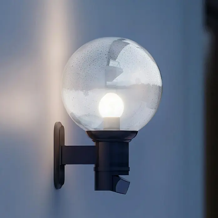 Steinel Sensor-Außenleuchte L 560 S schwarz - 60 W, 243 x 215 x 368 mm, Schwarz, IP44 - Eine kugelförmige Außenleuchte mit Bewegungsmelder spendet warmes Licht und sorgt für Sicherheit rund ums Haus.
