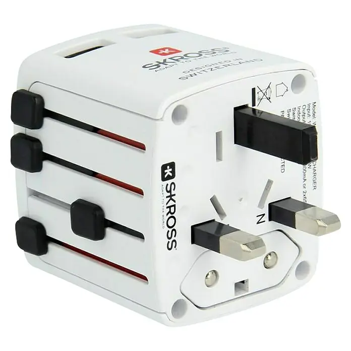 Skross Reiseadapter World USB Charger - Netzsteckertyp Reiseadapter: Typ A (NEMA-1), Weiß - Nahaufnahme eines weißen SKROSS-Reiseadapters mit verschiedenen Steckertypen für internationale Kompatibilität.