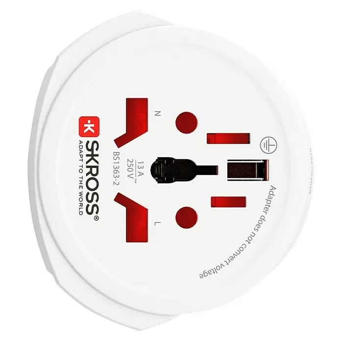 Skross Reiseadapter PRO – World - Weiß - Ein weißer SKROSS-Reiseadapter mit roter Beschriftung und einem Aufdruck, der die technischen Daten des Adapters zeigt.