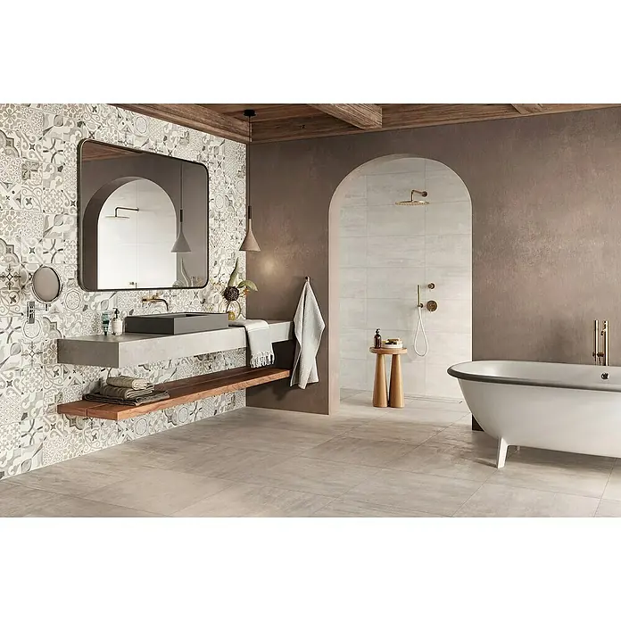 Atlas Concorde Solution Yorkshire Feinsteinzeugfliese Cementina - 30 x 60 cm, Grau Mix Dekor, Matt - Elegantes Badezimmer-Interieur mit freistehender Badewanne, modernem Waschtisch und dekorativen Fliesen, die ein stilvolles Ambiente schaffen.
