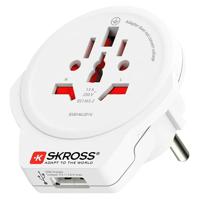 Skross Reiseadapter World to Europe USB - Netzsteckertyp Reiseadapter: Typ E+F (CEE 7/7), Weiß - Weißer Skross-Reiseadapter mit verschiedenen Steckdosen und USB-Ladeanschluss, ideal für internationale Reisen.