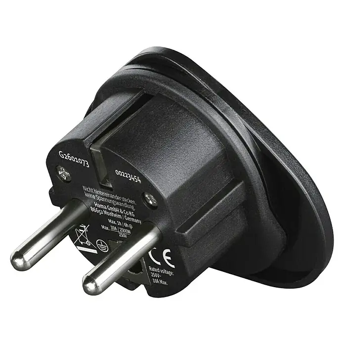 Hama Reiseadapter Welt nach Europa - Netzsteckertyp Reiseadapter: Typ E+F (CEE 7/7), Schwarz - Nahaufnahme eines schwarzen Reisesteckers mit Sicherheitsinformationen und CE-Kennzeichnung.