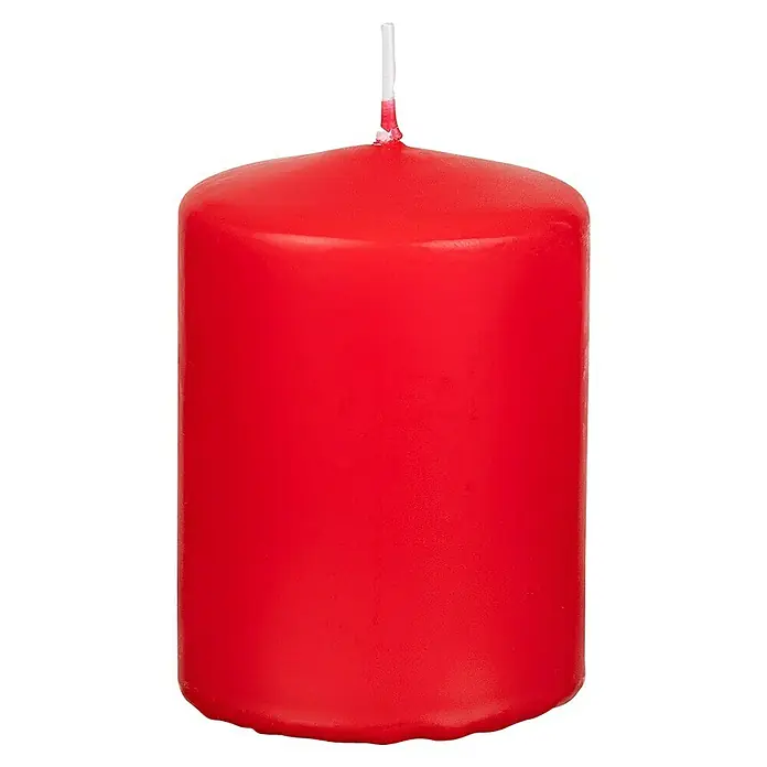 Stumpenkerzen-Set Safe Candle - 4 Stk., Ø x H: 6 x 8 cm, Rubin - Nahaufnahme einer roten Stumpenkerze mit kurzem, weißem Docht vor einem dunklen Hintergrund. Perfekt für gemütliche Stunden.