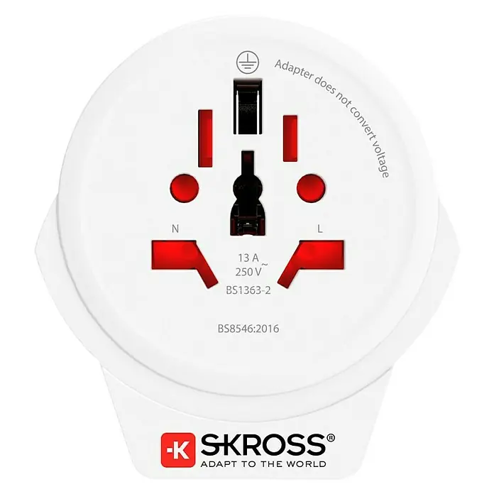 Skross Reiseadapter World to Europe USB - Netzsteckertyp Reiseadapter: Typ E+F (CEE 7/7), Weiß - Nahaufnahme eines weißen Skross-Adapters mit roten Steckplätzen und technischen Spezifikationen.