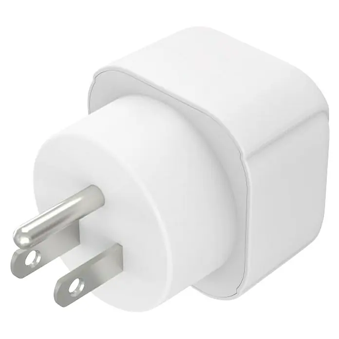 Hama Reiseadapter Europa nach USA, Kanada, Karibik, Japan & Ostasien - Netzsteckertyp Reiseadapter: Typ B (NEMA-5), Weiß - Nahaufnahme eines weißen Netzadapters mit silbernen Steckern, der auf einem schwarzen Hintergrund dargestellt wird. Kompakter und vielseitiger Stecker.