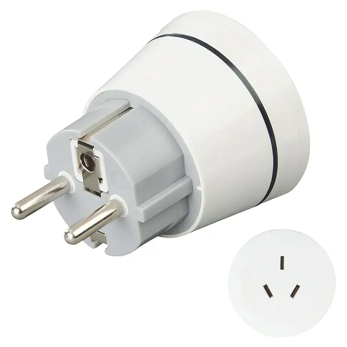 Hama Reiseadapter China/Australien nach Europa - Netzsteckertyp Reiseadapter: Typ E+F (CEE 7/7), Weiß - Nahaufnahme eines weißen Reiseadapters mit zwei Stiften und einer dreipoligen Buchse, ideal für internationale Reisen.