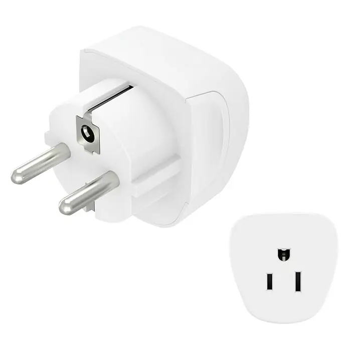 Hama Reiseadapter USA/Kanada nach Europa - Netzsteckertyp Reiseadapter: Typ E+F (CEE 7/7), Weiß - Nahaufnahme eines intelligenten Steckers und einer Steckdose, beides in Weiß gehalten, vor einem schwarzen Hintergrund.