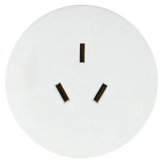 Hama Reiseadapter China/Australien nach Europa - Netzsteckertyp Reiseadapter: Typ E+F (CEE 7/7), Weiß - Nahaufnahme einer weißen Steckdose mit drei Stiften, die das Design und die Funktionalität dieses elektrischen Geräts hervorheben.