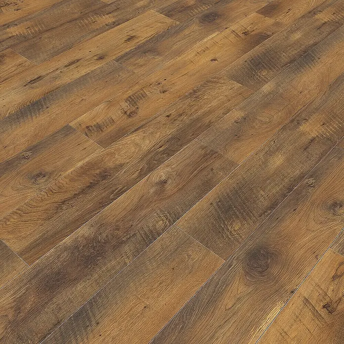 Living by Haro Laminatmuster NKL32 Eiche Fattoria290 x 193 x 7 mm, Landhausdiele - Nahaufnahme von Laminatboden mit Holzstruktur in warmen Brauntönen, der eine natürliche und rustikale Optik vermittelt.