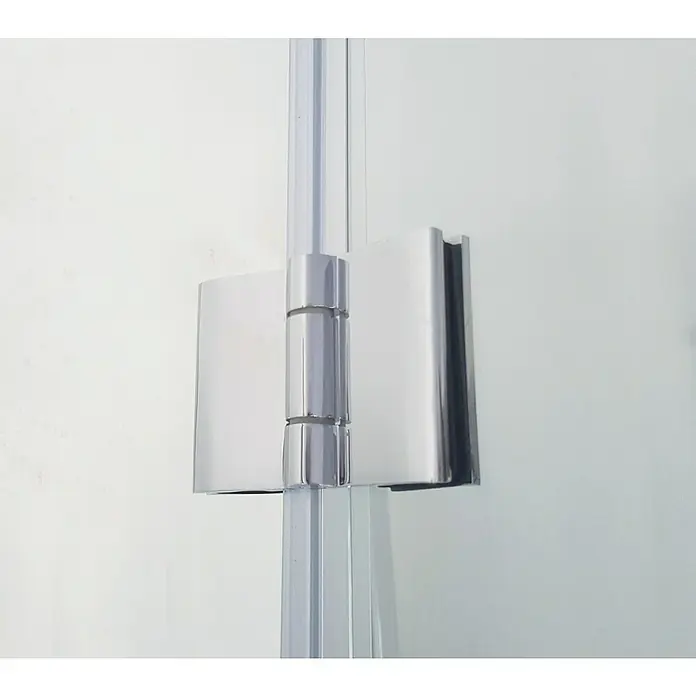 GME Mampara de ducha esquinera Glass Combi C - L x An x Al: 70 x 100 x 195 cm, Plata brillo, L x An x Al: 70 x 100x (20/80) x 195 cm - Primer plano de una banda de ducha cromada fijada a una mampara, destacando su acabado elegante y diseño minimalista.