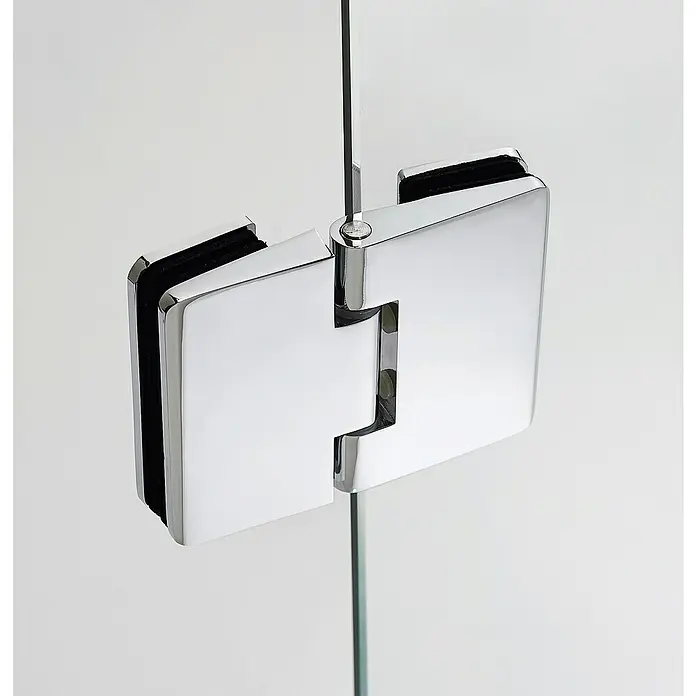 GME Mampara de ducha plegable Glass Combi 1 Esquinera - 75 x 195 cm, Plata brillo, Espesor de vidrio: 6 mm, L x An x Al: 70 x 75 (40/35) x 195 cm - Primer plano de una bisagra de ducha cromada brillante fijada a una mampara de ducha de vidrio, que añade un toque elegante al baño.