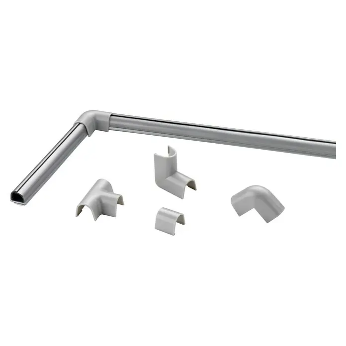 Inofix Cablefix Guía pasacables - Largo: 1 m, Gris, 4 ud. - Imagen que muestra un sistema de gestión de cables con varios conectores de esquina, ideal para un enrutamiento ordenado de cables en espacios interiores.