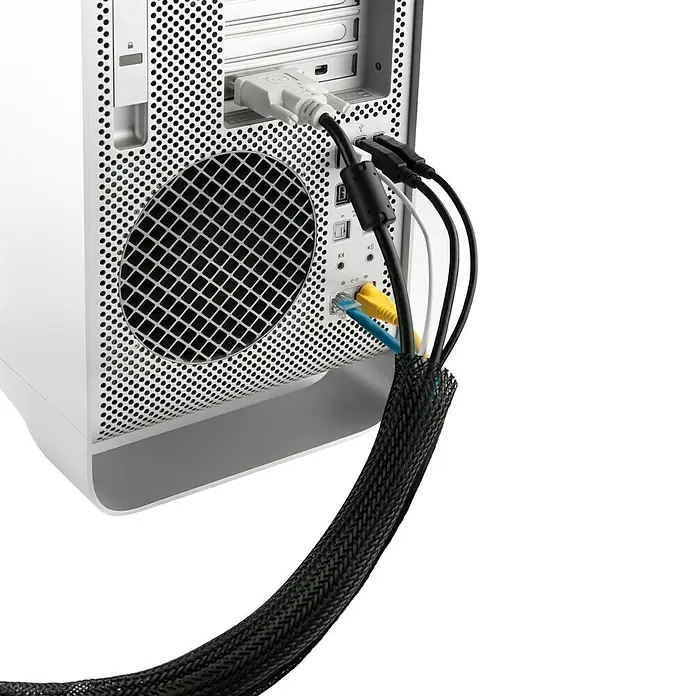 Inofix Organizador de cables de malla expandible - Negro, 8,2 cm x 1,5 m - Un primer plano de la parte trasera de un ordenador, con cables bien agrupados en una funda negra para una conectividad organizada.