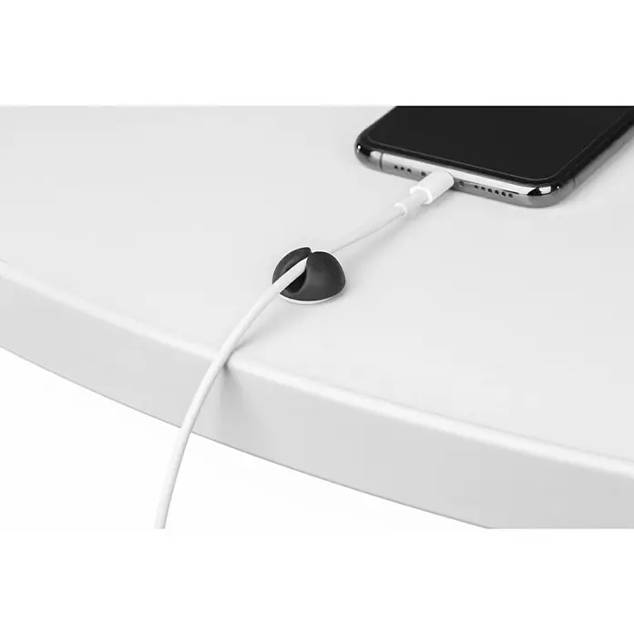 Inofix Fijación para cables adhesivo - Blanco y Negro, 6 ud. - Un smartphone se carga con un cable de carga blanco a través de un clip de cable en una superficie blanca. Práctico para más orden!