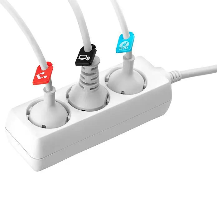 Inofix Placa identificativa para cables - Multicolor, 6 ud. - Regleta triple con cables etiquetados. La regleta es blanca y tiene tres enchufes, cada uno con un cable etiquetado para una fácil identificación del dispositivo.
