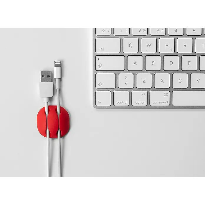 Inofix Fijación para cables adhesivo - Multicolor, 4 ud. - Primer plano de una escena de escritorio con un organizador de cables y un teclado, enfatizando el orden y la funcionalidad.