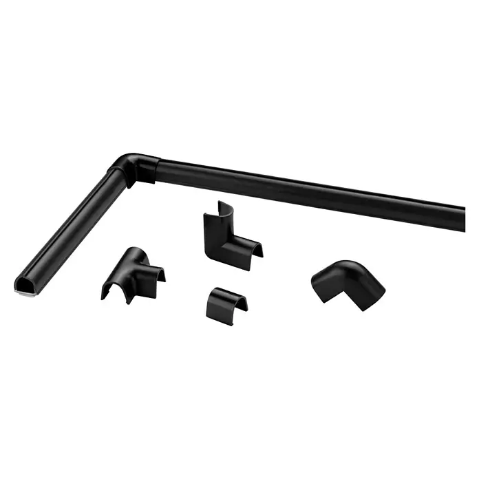 Inofix Cablefix Guía pasacables - Largo: 1 m, Negro, 4 ud. - Un primer plano de canaletas y conectores de cable negros, que ofrecen una solución de gestión de cables limpia y organizada.