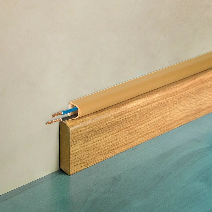 Inofix Cablefix Guía pasacables - Largo: 1 m, Beige, 4 ud. - Primer plano de la cubierta de cables, ocultando discretamente los cables a lo largo del zócalo, creando un aspecto limpio.