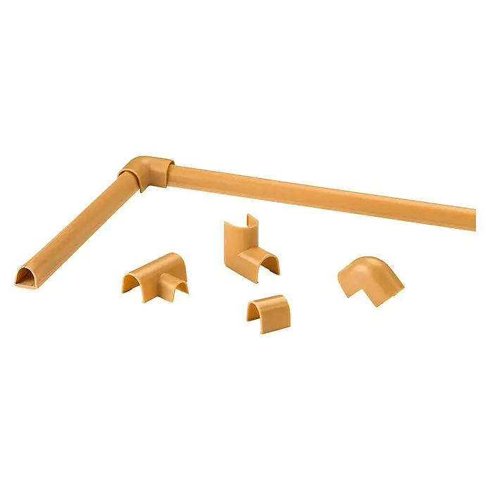Inofix Cablefix Guía pasacables - Largo: 1 m, Beige, 4 ud. - Primer plano de perfiles dorados para cubrir cables y conectores de esquina, ofreciendo una solución ordenada y elegante para la gestión de cables.