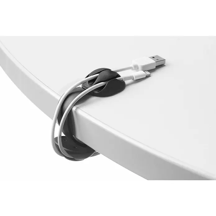 Inofix Fijación para cables de clip adhesivo - Negro, 1 ud. - Foto de un escritorio con cables asegurados en un clip, diseñado para mantener los cables ordenados y organizados.