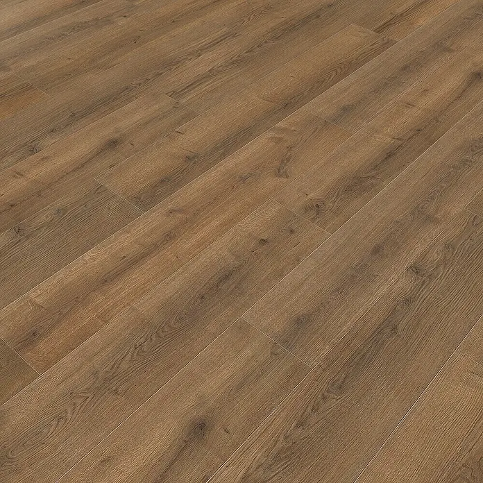 Living by Haro Laminatmuster NKL32 Eiche Langley geräuchert290 x 193 x 7 mm, Landhausdiele - Nahaufnahme von Laminatboden in warmen Brauntönen, der eine realistische Holzstruktur und ein elegantes Design zeigt. Ideal für moderne Innenräume.