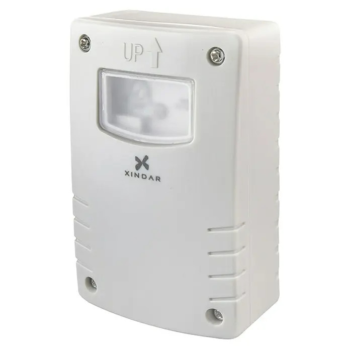 Xindar Sensor crepuscular Programable Sekkyur-sol - Blanco - Primer plano de un sensor de movimiento para exteriores XINDAR blanco con una ventana de sensor transparente y tornillos para el montaje.