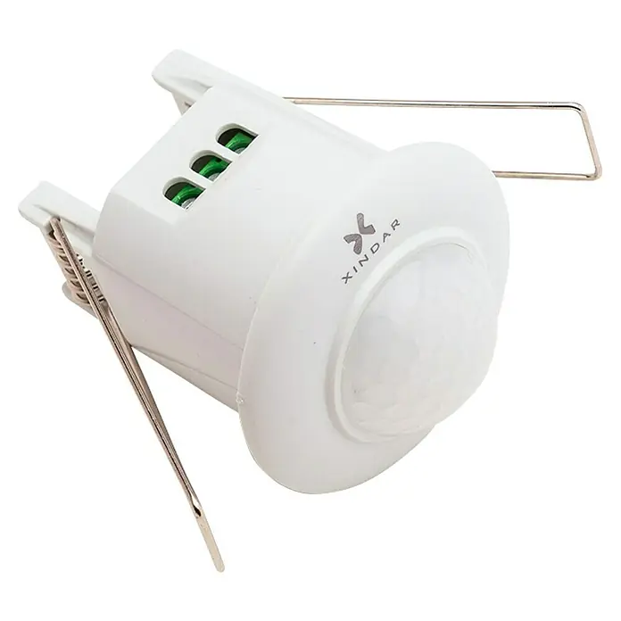 Xindar Sensor de movimiento - Alcance sensor: 6 m, Blanco, Ángulo de detección sensor: 360 ° - Primer plano de un detector de movimiento Xindar blanco con soporte de montaje y terminales para montaje en techo.