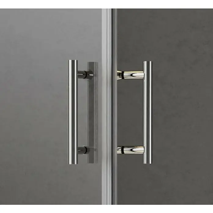 GEO Duschtürgriff Made for You - Kunststoff, Chrom, Länge: 20 cm - Detailaufnahme einer Duschkabine mit zwei Griffen aus poliertem Chrom. Stilvolles und funktionales Design für moderne Badezimmer.