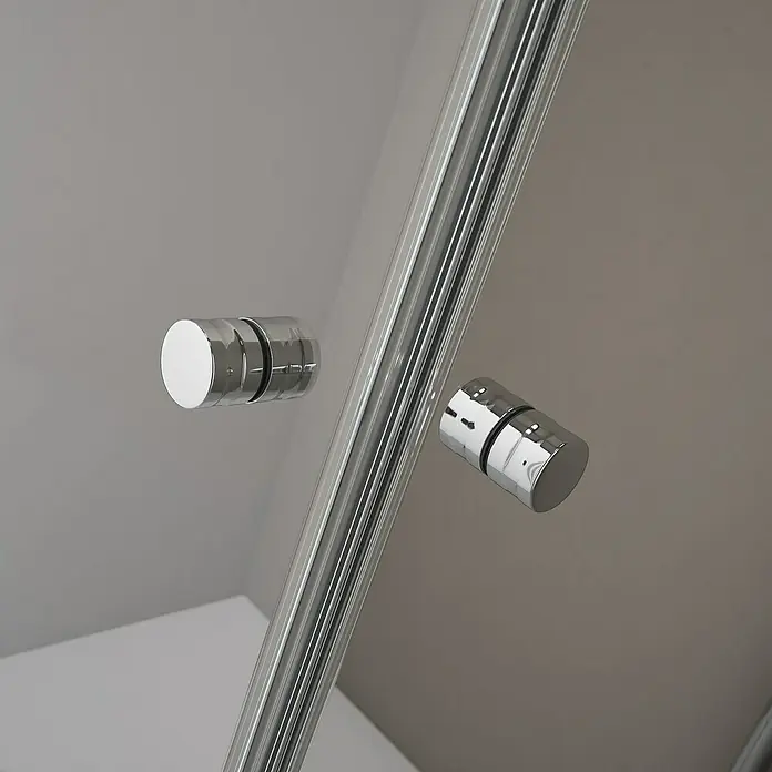 Corniche Duschtürgriff Light - Kunststoff, Chrom - Detailaufnahme einer Duschkabine mit verchromten Griffen und klaren Glaspaneelen, die modernes Design und Funktionalität vereinen.