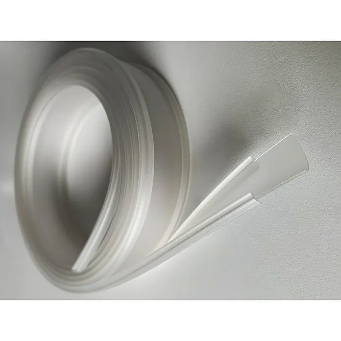 Wasserabweisprofil Vario - Kunststoff, Transparent, 200 cm - Nahaufnahme einer Rolle transparenter Abdichtungsstreifen, die ihre Flexibilität und ihr Design für verschiedene Anwendungen zeigt.