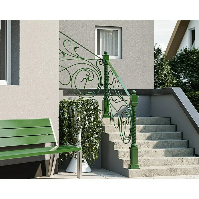 swingcolor Buntlack Kunstharz für Außen - Laubgrün, Hochglänzend, 125 ml, Lösemittelbasiert - Elegantes, grünes Geländer mit dekorativen Verzierungen an einer Steintreppe. Die grüne Bank harmoniert mit dem Geländerdesign.