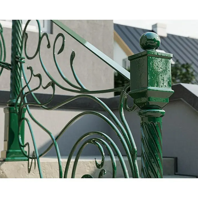 swingcolor Buntlack Kunstharz für Außen - Moosgrün, Hochglänzend, 750 ml, Lösemittelbasiert - Detailansicht eines verzierten, smaragdgrünen Metallgeländers mit kunstvollen Schnörkeln und einem kugelförmigen Abschluss.