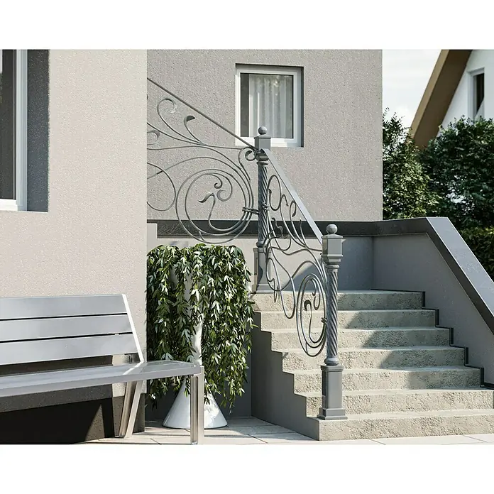 swingcolor Buntlack Kunstharz für Außen - Lichtgrau, Hochglänzend, 750 ml, Lösemittelbasiert - Eine elegante Außentreppe mit kunstvollem Geländer führt zu einem einladenden Haus. Eine Bank und eine Pflanze ergänzen die Szene.
