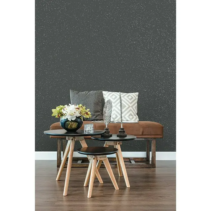 swingcolor effects Effektzusatz Glitzer-Zusatz - Silber, 40 g - Einrichtungsszene mit zwei Couchtischen aus Holz und Metall, einem Ledersofa mit Kissen und einem Blumenarrangement.