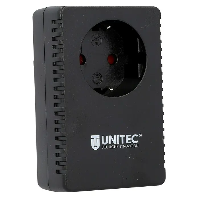 UniTEC Einschaltstrombegrenzer - 16 A, 250 V - Schwarzer Unitec-Steckdosenadapter mit seitlichen Kühlrippen und rundem Steckplatz für den Gebrauch in Europa.