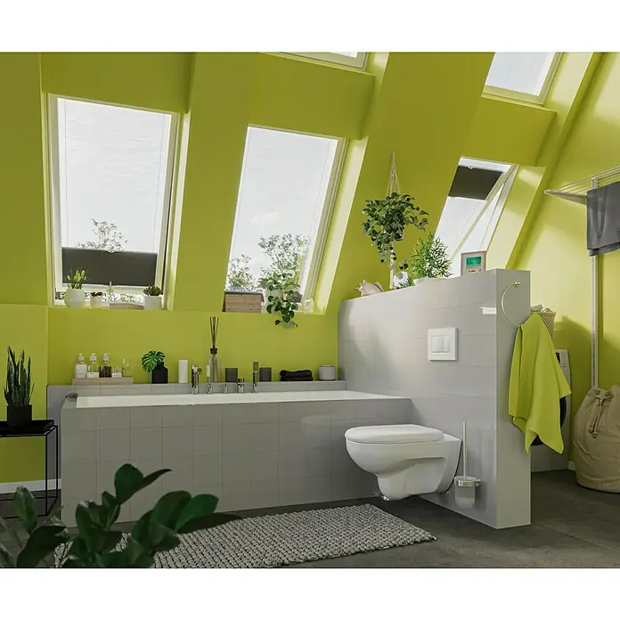 SCHÖNER WOHNEN-Farbe Bad- & Küchenfarbe - Fresh, 2,5 l, Matt - Ein helles Badezimmer mit Dachfenstern, einer modernen Toilette und grünen Akzenten, die eine frische und einladende Atmosphäre schaffen.