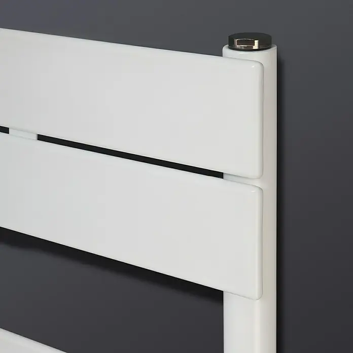 Ximax Designheizkörper P2 - B x H: 500 x 970 mm, Wärmeleistung bei Vorlauftemperatur von 75 °C (D: 50): 465 W - Nahaufnahme eines weißen Heizkörpers mit horizontalen Paneelen und einem runden Abschluss oben, vor einem grauen Hintergrund.