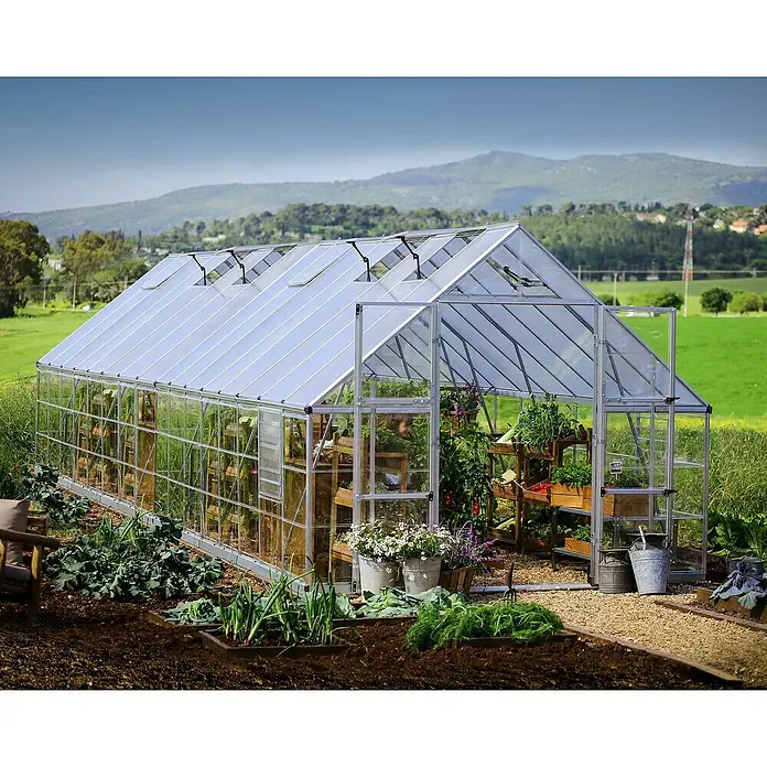 Palram – Canopia Invernadero Balance - Medidas ext. (An x Pr): 304 x 964 cm, 0,7 mm, Plateado - Amplio invernadero con plantas y verduras, que muestra un espacio de jardín organizado y luz natural.