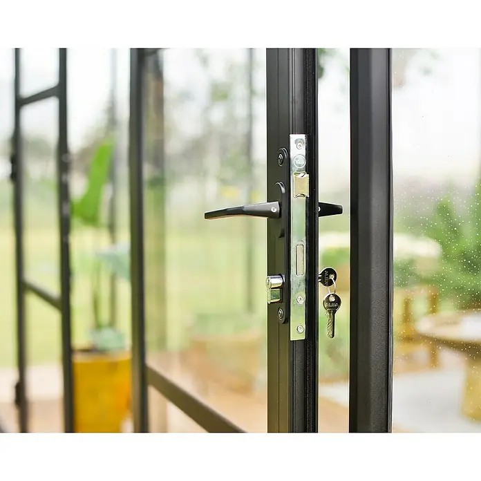 Palram – Canopia Invernadero Triomph Orangery - Medidas ext. (An x Pr): 454 x 380 cm, Material de la pared lateral: Plástico, 2 mm, Antracita - Primer plano de una cerradura negra con llaves, que garantiza un acceso seguro a la casa. La cerradura tiene un diseño elegante y robusto.