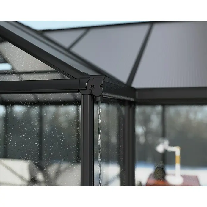 Palram – Canopia Invernadero Triomph Orangery - Medidas ext. (An x Pr): 454 x 380 cm, Material de la pared lateral: Plástico, 2 mm, Antracita - Primer plano de una esquina de invernadero con desagüe de agua de lluvia. La construcción innovadora drena el agua de lluvia de forma dirigida.