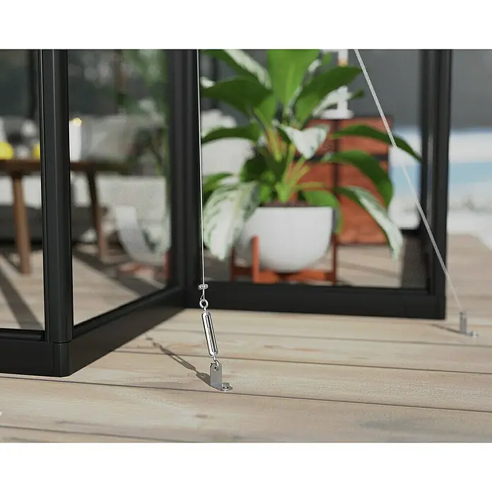 Palram – Canopia Invernadero Triomph Orangery - Medidas ext. (An x Pr): 454 x 380 cm, Material de la pared lateral: Plástico, 2 mm, Antracita - Primer plano de un invernadero de vidrio y metal negro resistente con tensor y cable de tensión adjunto.