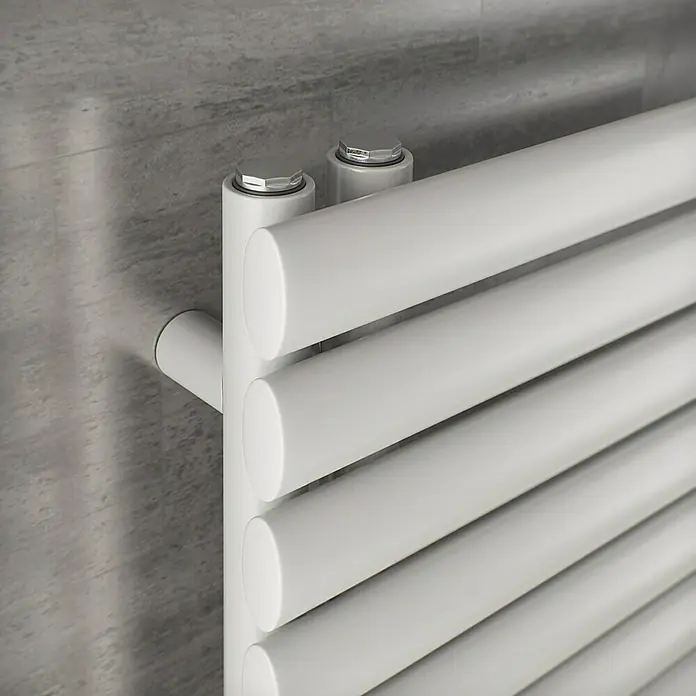 Ximax Designheizkörper Fortuna Open - B x H: 500 x 816 mm, Wärmeleistung bei Vorlauftemperatur von 75 °C (D: 50): 394 W, Weiß - Nahaufnahme eines weißen Handtuchwärmers, der an einer grauen Wand befestigt ist. Das Heizgerät hat ein modernes, minimalistisches Design.