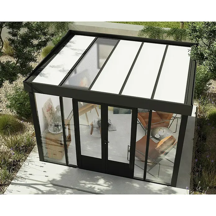 Palram – Canopia Caseta de jardín Copenhaguen - Medidas ext. (An x Pr): 351 x 287 cm, Plástico, Negro - Una moderna caseta de jardín con marcos negros y paredes transparentes, rodeada de vegetación. Perfecto para relajarse y disfrutar.