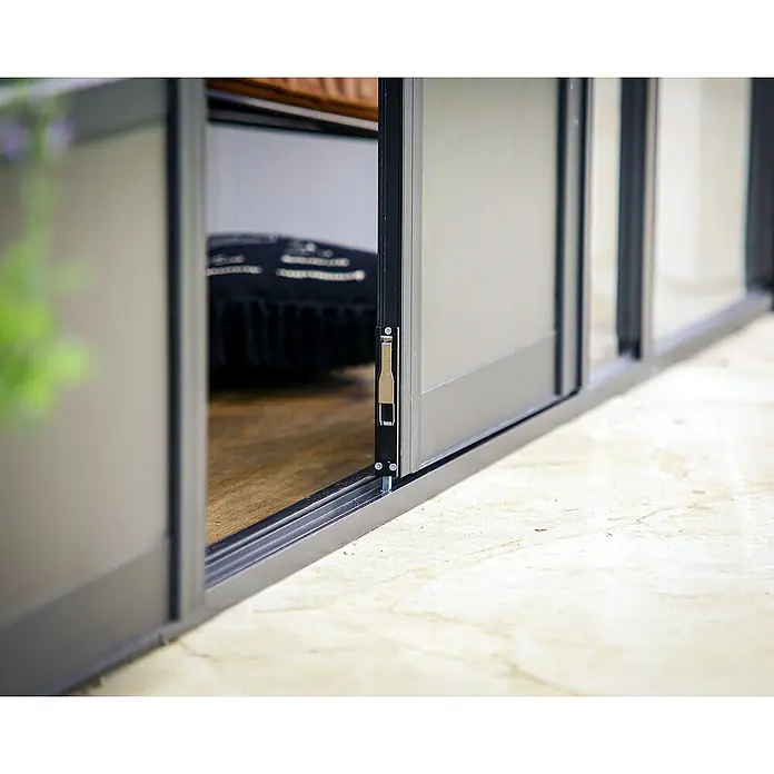 Palram – Canopia Caseta de jardín Copenhaguen - Medidas ext. (An x Pr): 351 x 287 cm, Plástico, Negro - Primer plano de un moderno sistema de puertas correderas con elegantes marcos grises y un mecanismo de cierre elegante.
