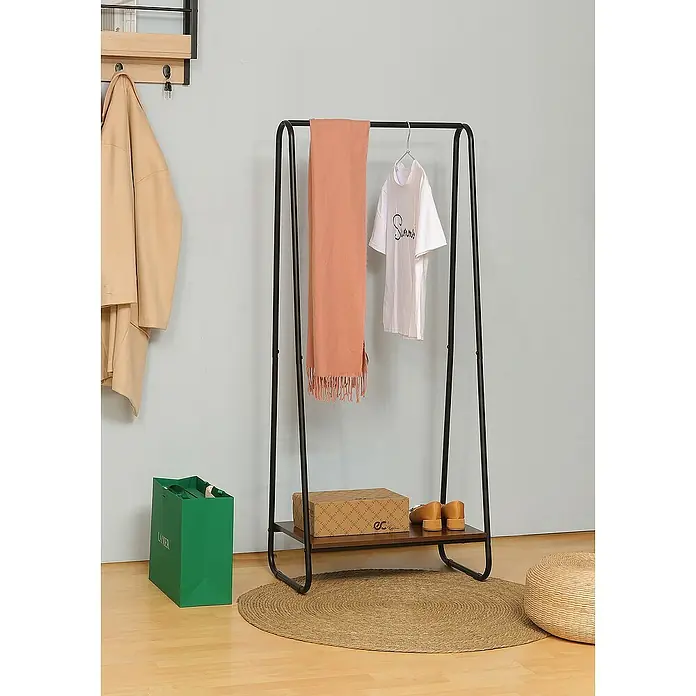 Perchero con balda - L x An x Al: 40 x 60 x 150 cm, Metal, Negro/Madera - Un elegante perchero con estante, que incluye una bufanda, una camiseta, una caja de zapatos y zapatos. Almacenamiento para ropa y accesorios.